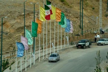 پایه پرچم نصب شده در حاشیه اتوبان پایه پرچم های نصب شده در اتوبان