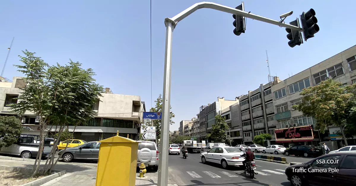 دوربین ترافیکی نصب شده روی دکل ترافیکی